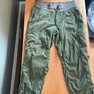 North face green Capri length bottoms